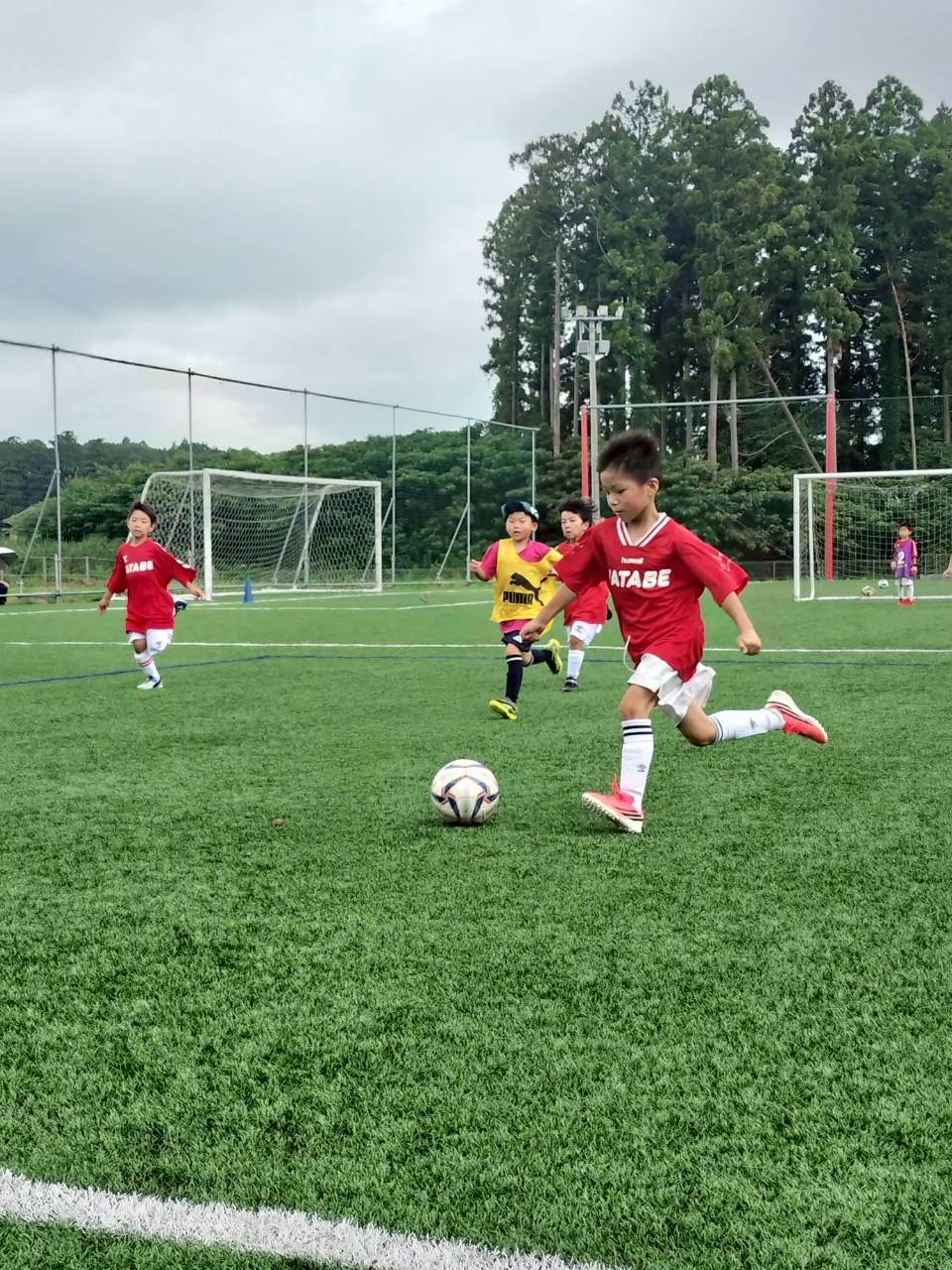 試合でボールを蹴る谷田部FCの選手