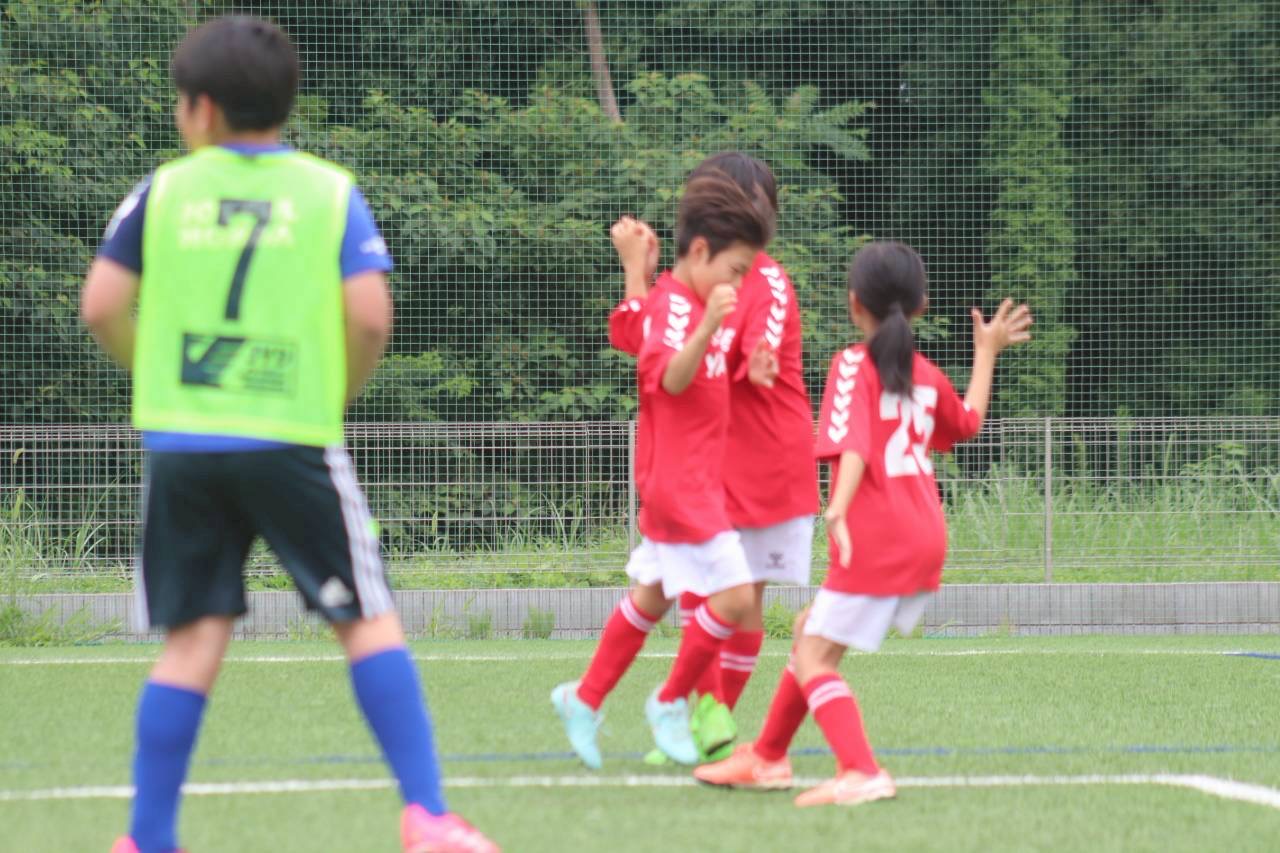 試合中に喜び合う谷田部FCの子どもたち