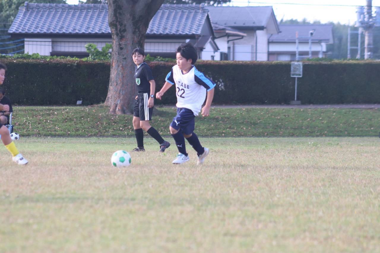 試合でドリブルに挑戦する谷田部FCの選手