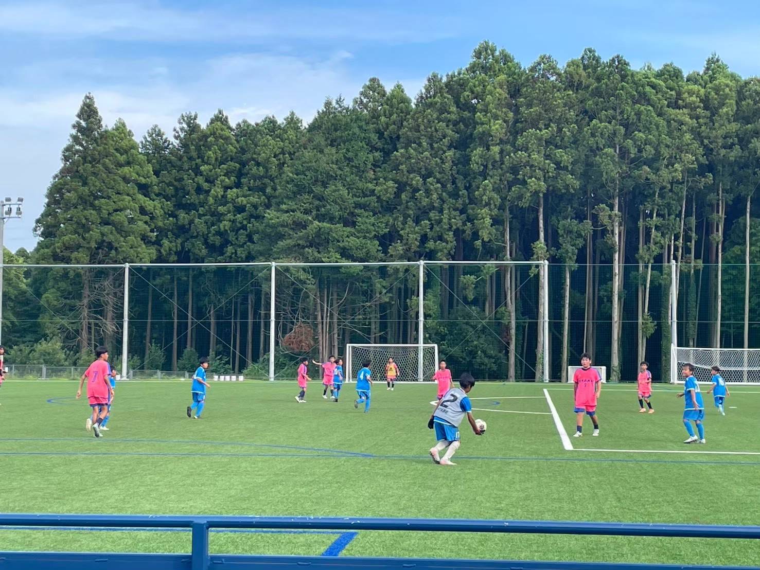 谷田部FCの選手たちが試合に出場する様子