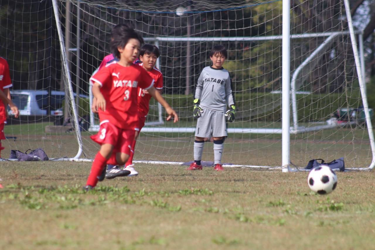 ボールを追い、仲間と試合に挑む谷田部FCの選手たち