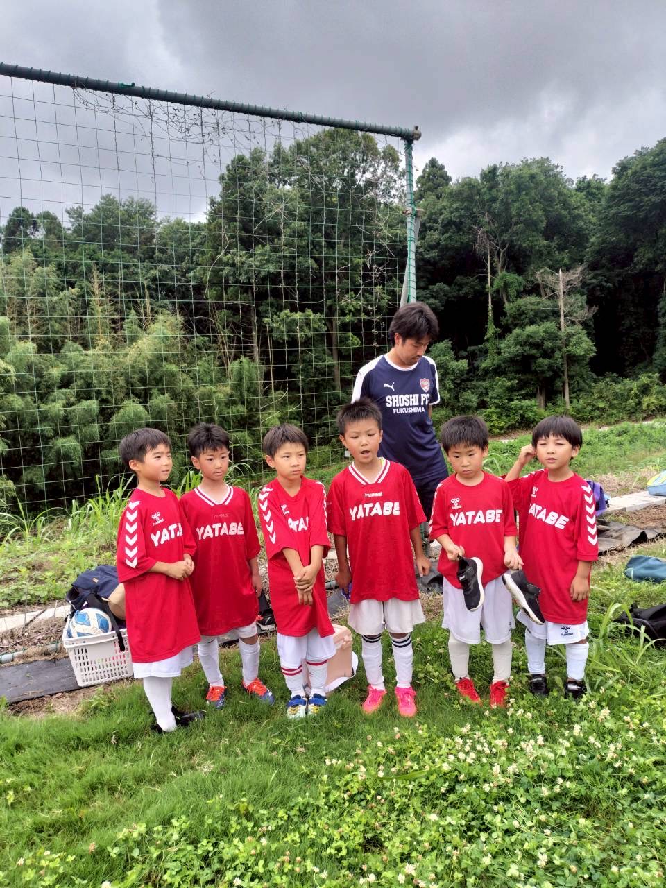 谷田部FCの低学年の子どもたちとコーチ