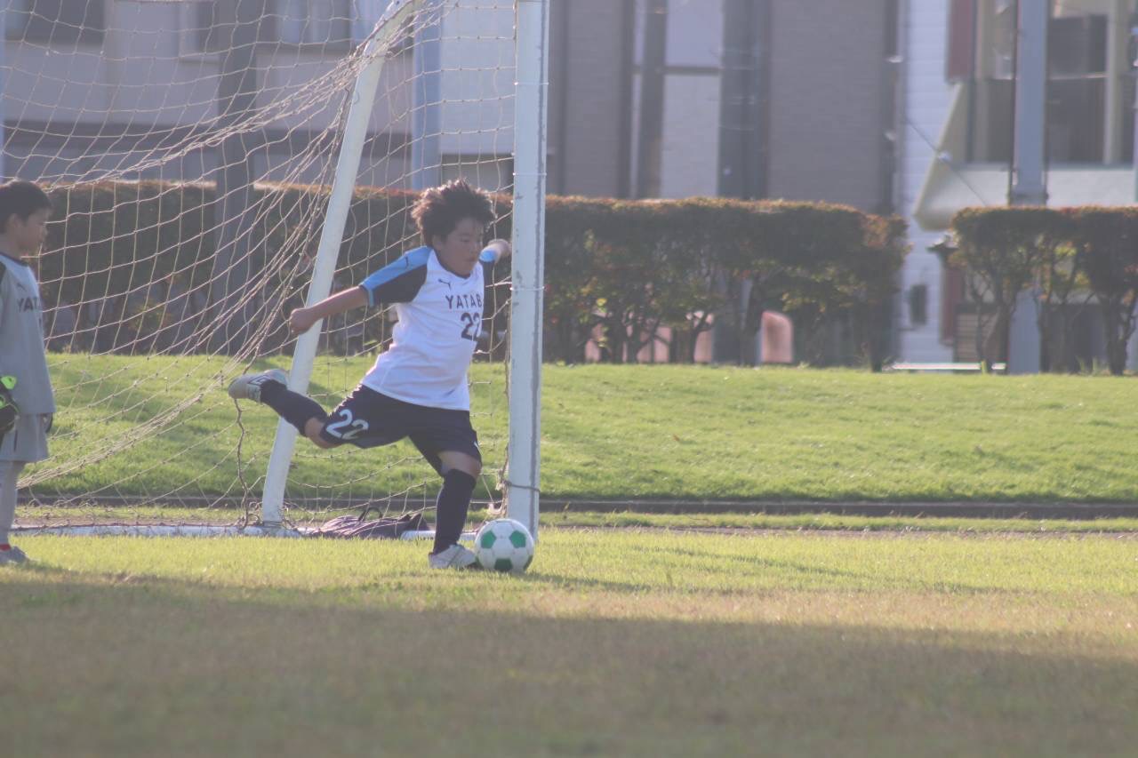 ゴール前からボールを蹴る谷田部FCの選手