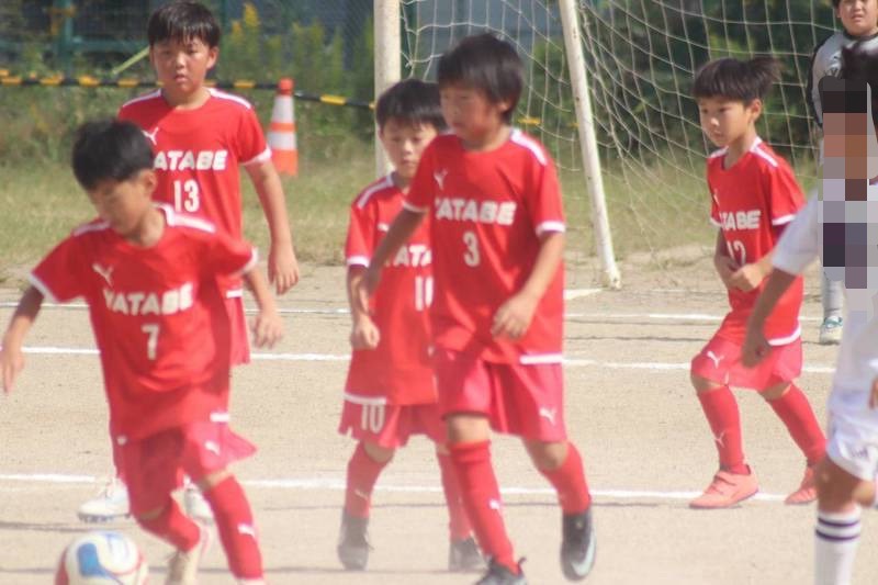 谷田部FCの選手たちが試合に出場する様子