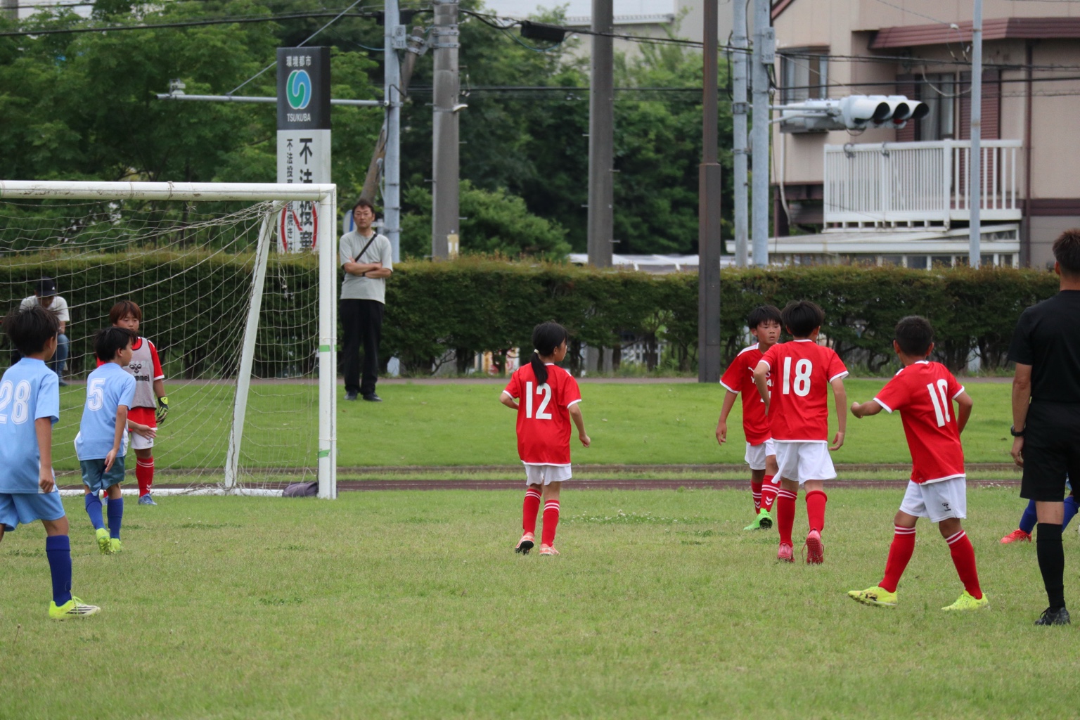谷田部FCの選手たちが試合に出場する様子
