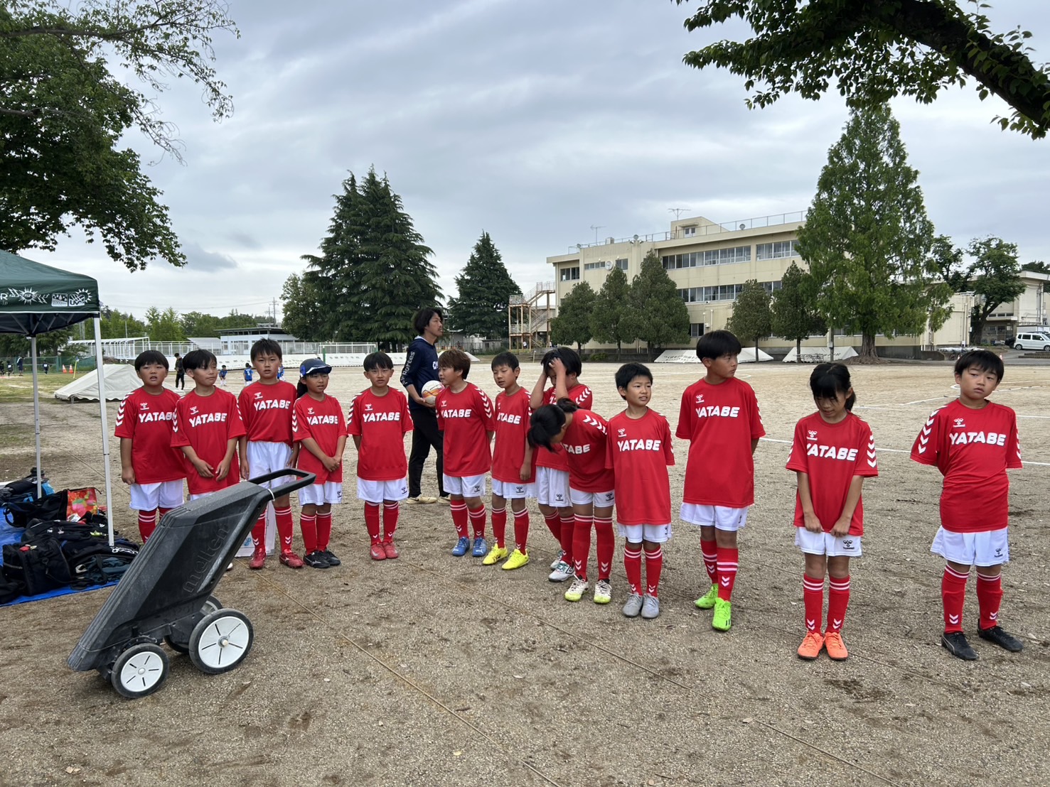 グラウンドに並ぶ谷田部FCの子どもたち