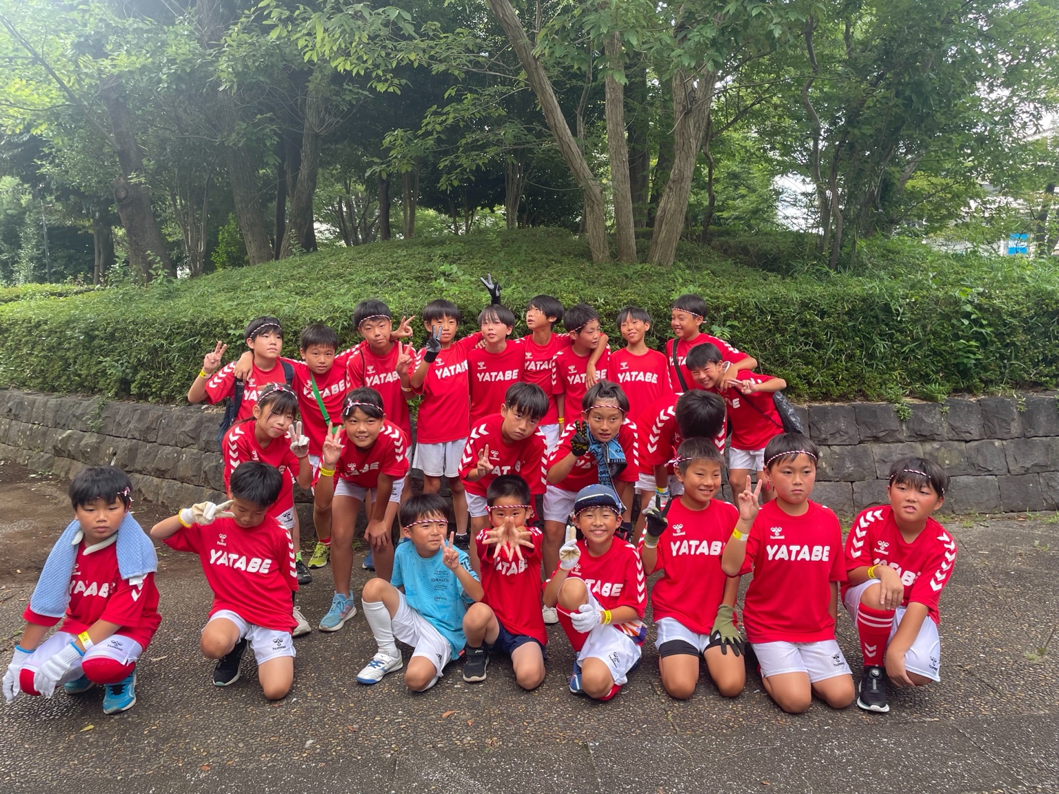 赤いユニフォームで集まる谷田部FCの仲間たち